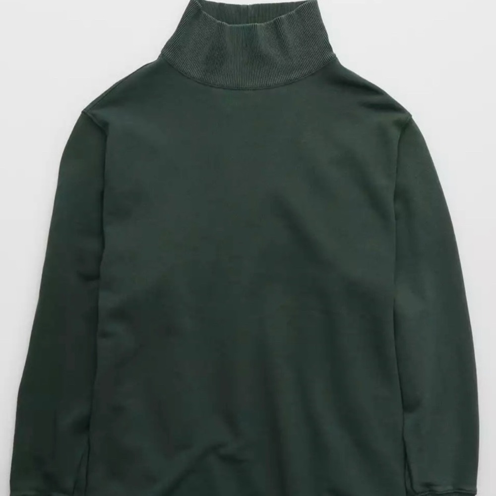 Aerie green turtleneck with pockets